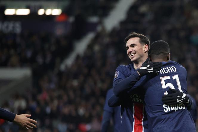 Le milieu de terrain espagnol du Paris Saint-Germain Fabian Ruiz célèbre le premier but de son équipe lors du match de Ligue 1 contre le Toulouse FC, au Stadium de Toulouse, le 15 février 2025.