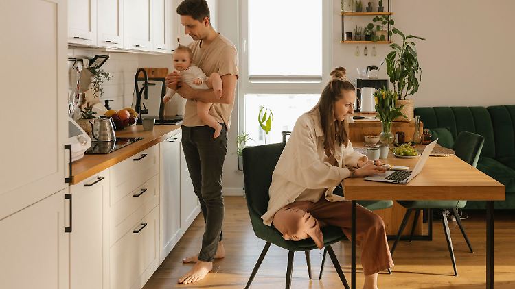 Comment organiser bébé et travail? Une option: les parents peuvent travailler à temps partiel pendant le congé parental.