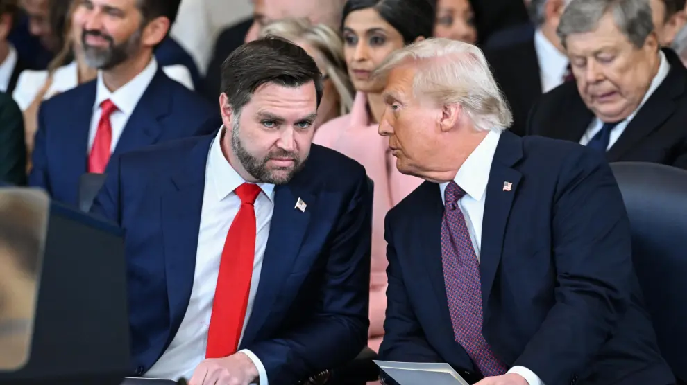 JD Vance parlant avec Donald Trump lors de la conférence de Munich