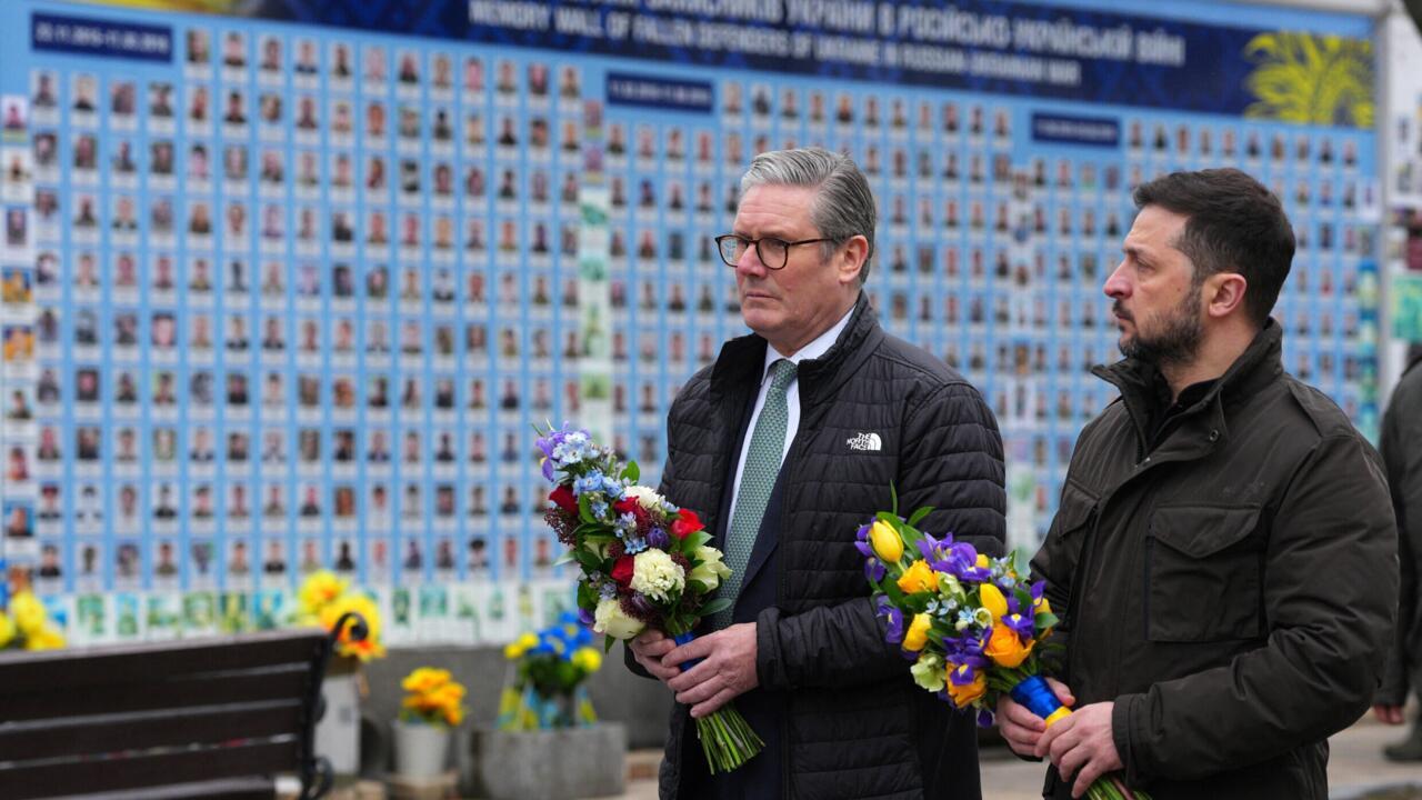 Le Premier ministre britannique Keir Starmer et le président ukrainien Volodymyr Zelensky arrivent pour déposer des couronnes au Mur du souvenir des morts pour l'Ukraine, à Kiev, le 16 janvier 2025.