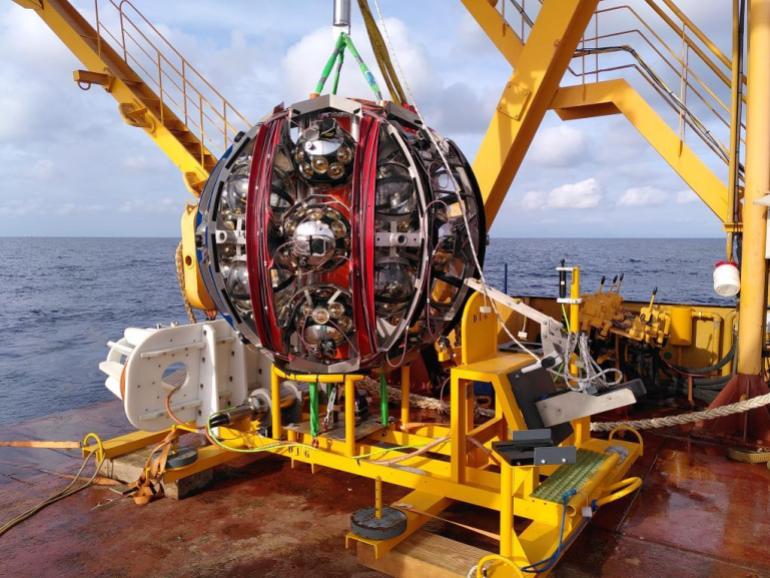 Un des détecteurs du télescope avant son immersion au fond de la Méditerranée (Observatoire de neutrinos kilométriques)