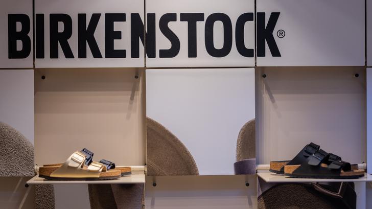 La marque allemande Birkenstock est surtout connue pour ses sandales à la semelle de liège.