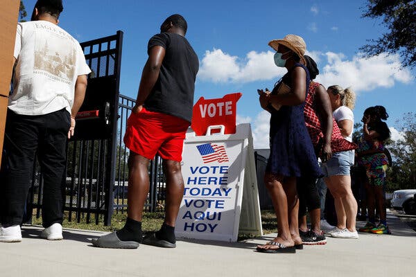 Électeurs faisant la queue pour voter à East Tampa, Floride.