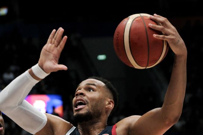 Le joueur français Elie Okobo face au Canada, le 25 août 2023, à Djakarta, en Indonésie.