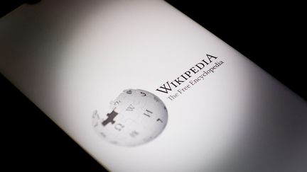 Un contributeur de Wikipédia, auteur d'un passage contesté de la page consacrée au 'Point', accuse un de ses journalistes d'une tentative d'intimidation. (NIKOLAS KOKOVLIS / NURPHOTO / AFP)