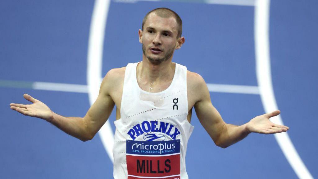 George Mills gesticulant à la fin d'une course