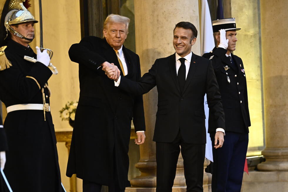 Poignée de main emblématique de Macron et Trump