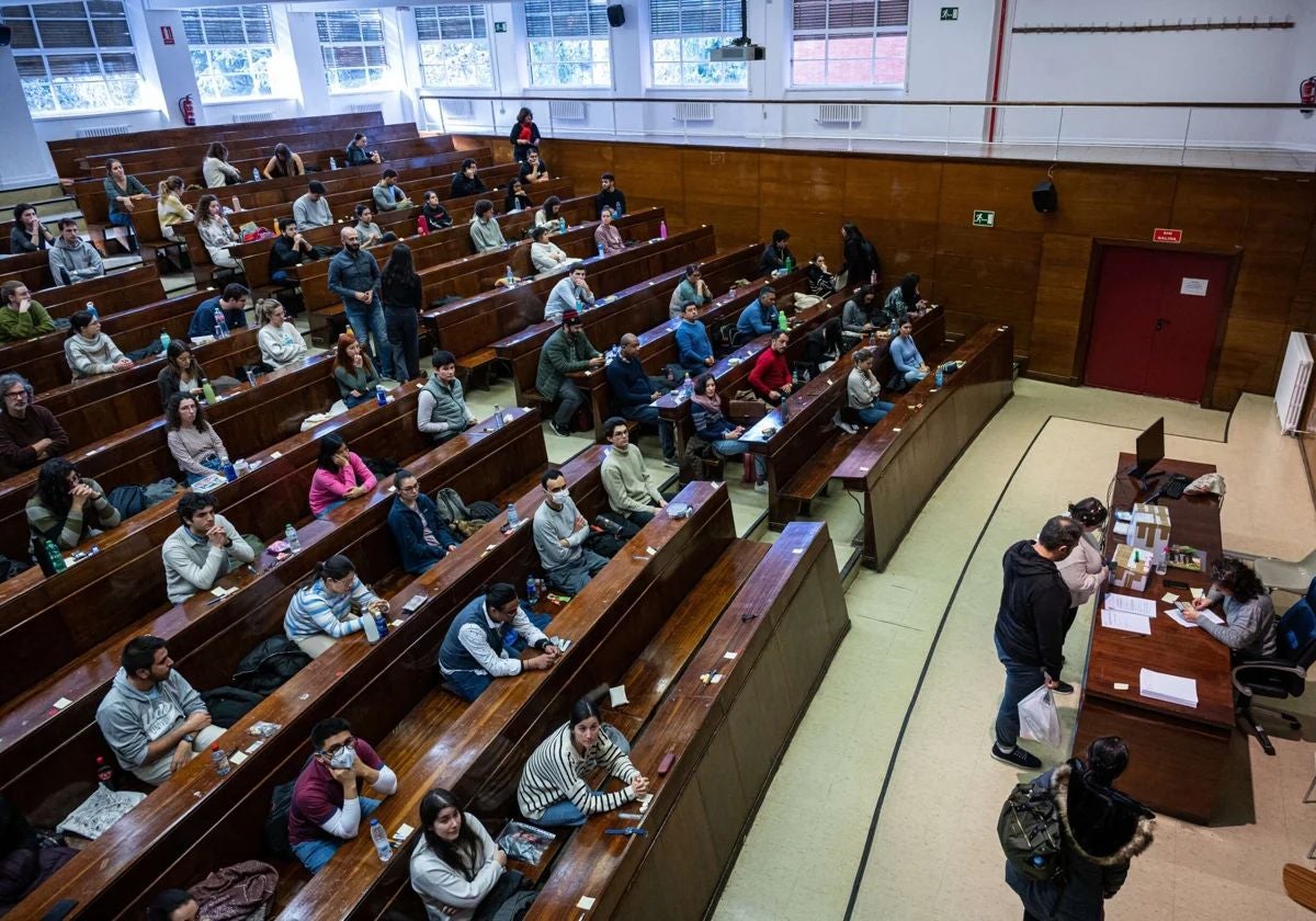 Opositores durante un examen