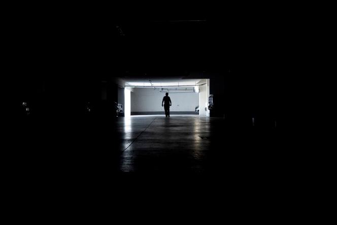 Un homme marche dans un parking lors d’une panne de courant, à Santiago, au Chili, le mardi 25 février 2025.