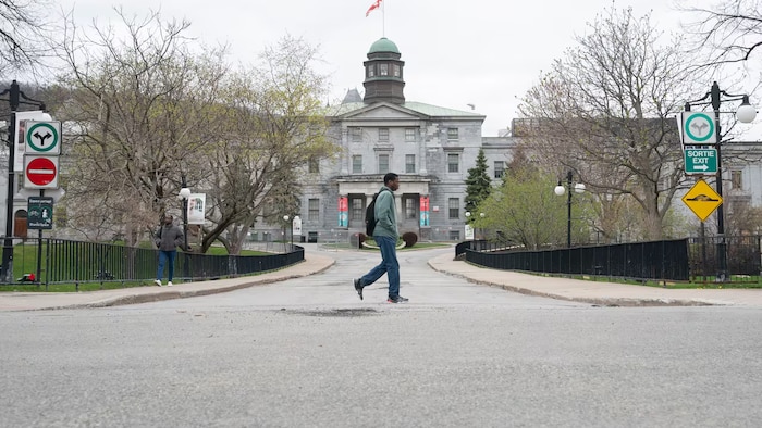 Un homme marche devant l'université