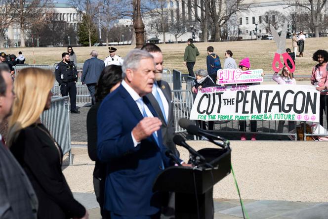 Des manifestants protestent lors d’une conférence de presse du Department of Government Efficiency (DOGE), devant le Capitole à Washington, mardi 25 février 2025.