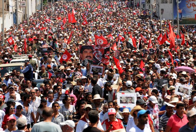 Cortège funèbre du leader de l’opposition, Mohamed Brahmi, dans la banlieue de Tunis, le 27 juillet 2013.