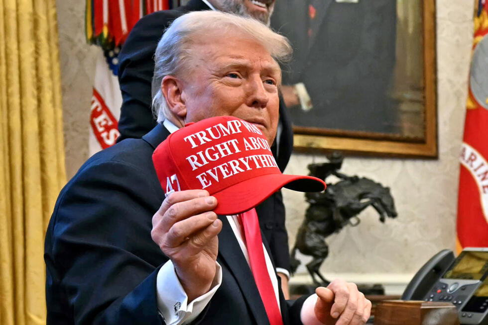 Donald Trump distribuant des casquettes aux journalistes.