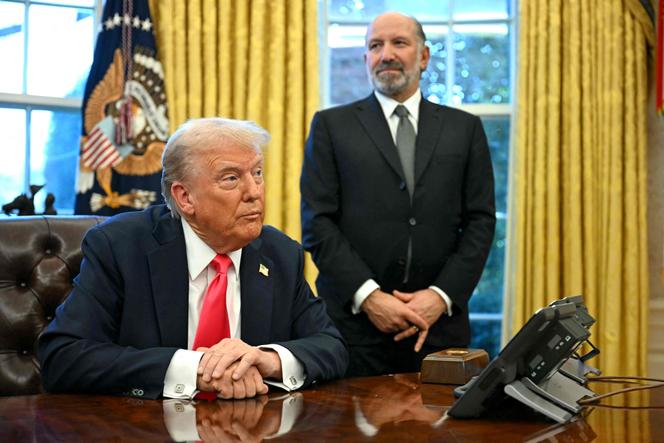 Le président américain, Donald Trump, s’adresse à la presse aux côtés du ministre américain du commerce, Howard Lutnick, dans le bureau Ovale de la Maison Blanche, à Washington, le 25 février 2025.