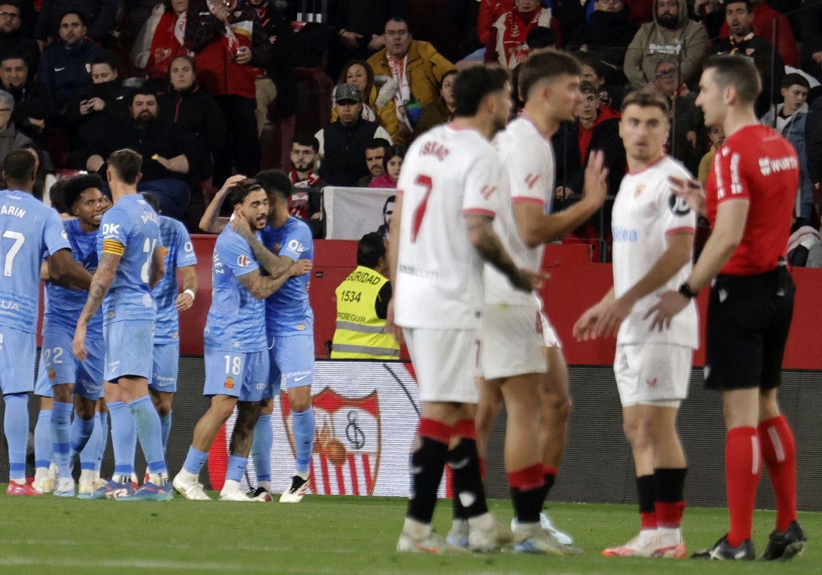 Les joueurs du Sevilla protestent auprès de l'arbitre après le match nul contre le Mallorca.