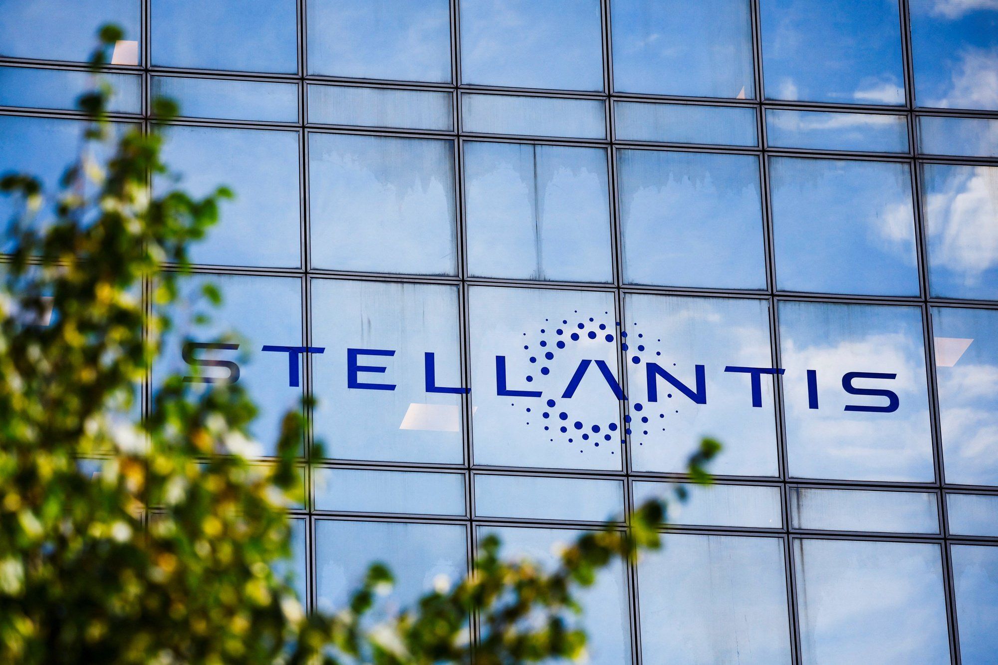 Le groupe Stellantis a publié mercredi un bénéfice net en forte baisse en 2024, à 5,5 milliards d’euros.