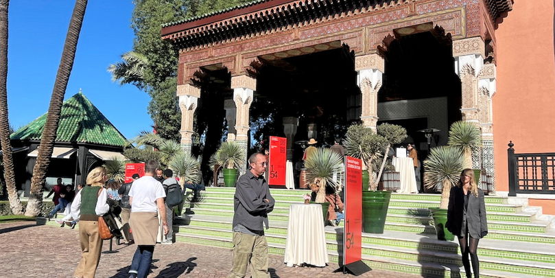 L’entrée de la Mamounia, transformée pour la foire 1-54, incarne l’élégance de Marrakech.