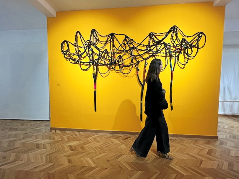 Une oeuvre de l'artiste marocain Mohamed Arejdal exposée au Comptoir des Mines Galerie.