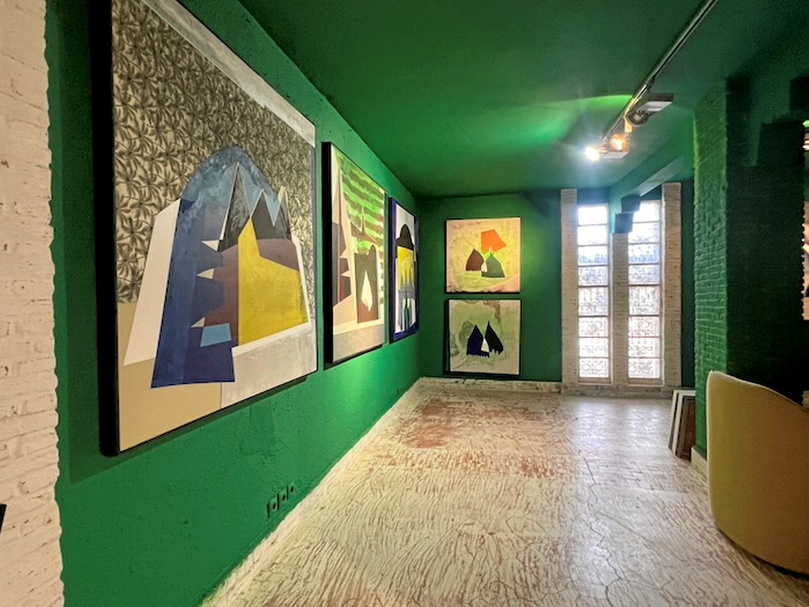 Dans la maison de Mohamed Mourabiti à Tahannaout, l’artiste invite à une immersion créative.