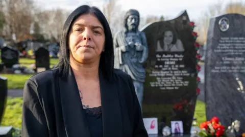 Helen devant la tombe de sa fille