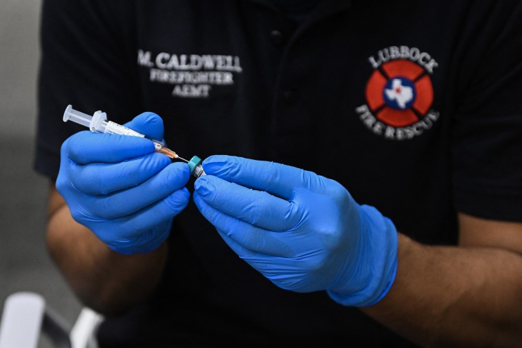 Un ambulancier administre une dose du vaccin contre la rougeole à un centre de santé à Lubbock, Texas, jeudi.