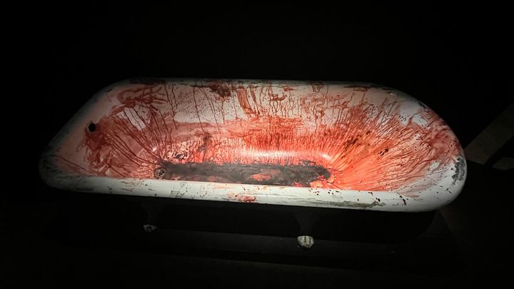 L'exposition présente des reconstitutions de scènes de crime très réalistes. (PHILIPPINE THIBAUDAULT / FRANCEINFO / RADIO FRANCE)