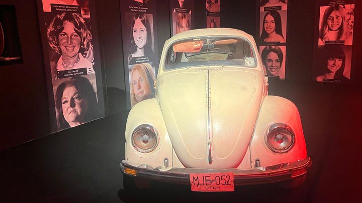 La voiture qui a servi à Ted Bundy pour enlever ses victimes ouvre l'exposition. (PHILIPPINE THIBAUDAULT / FRANCEINFO / RADIO FRANCE)