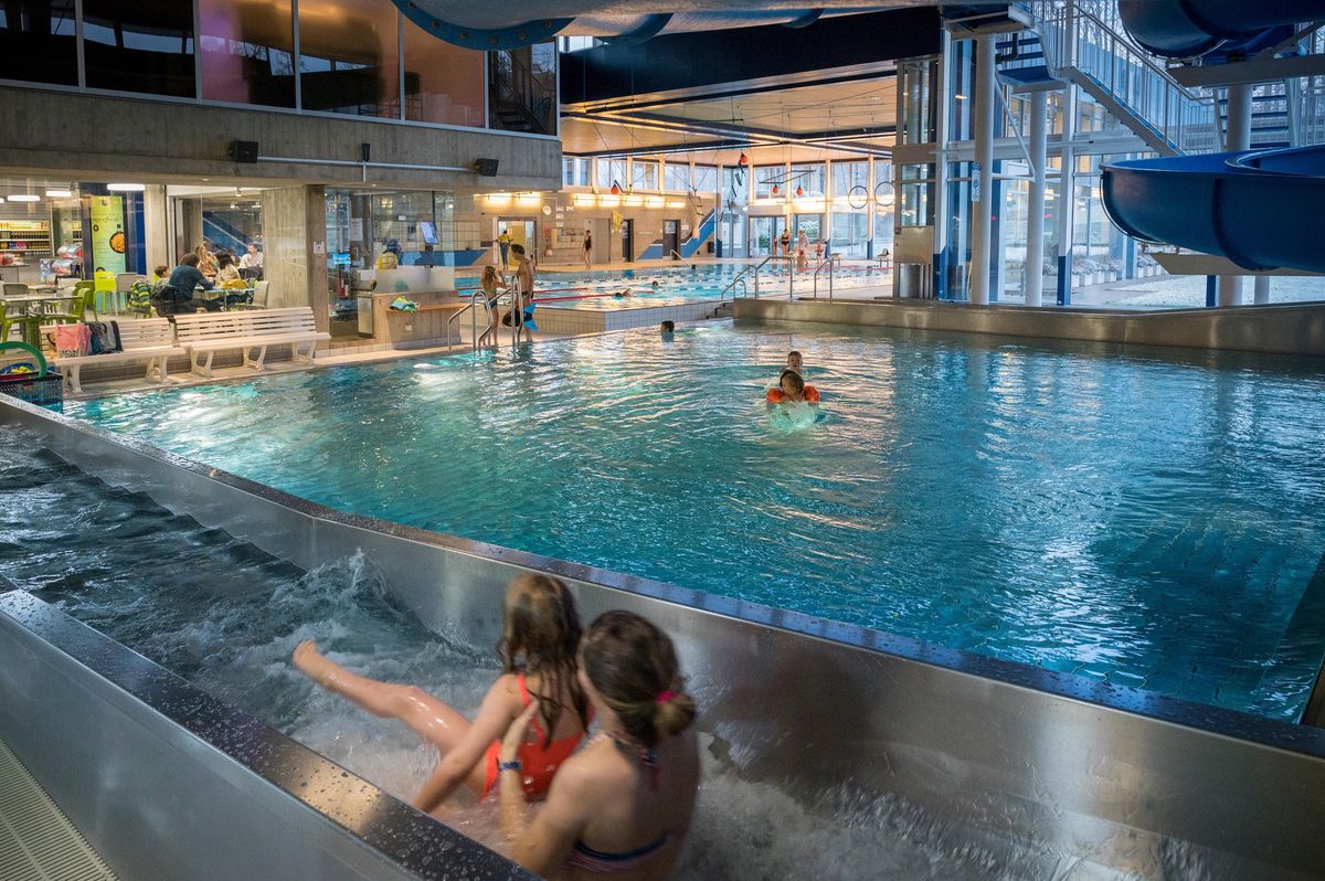 Das Hallenbad Fohrbach in Zollikon mit seinen verschiedenen Schwimmbecken ist bei Sportlern und Familien gleichermassen beliebt.