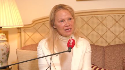 L'actrice canado-américaine Pamela Anderson, le 6 mars 2025 sur France Inter. (FRANCE INTER / RADIO FRANCE)
