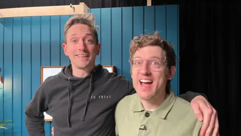 John Robins et Elis James en studio