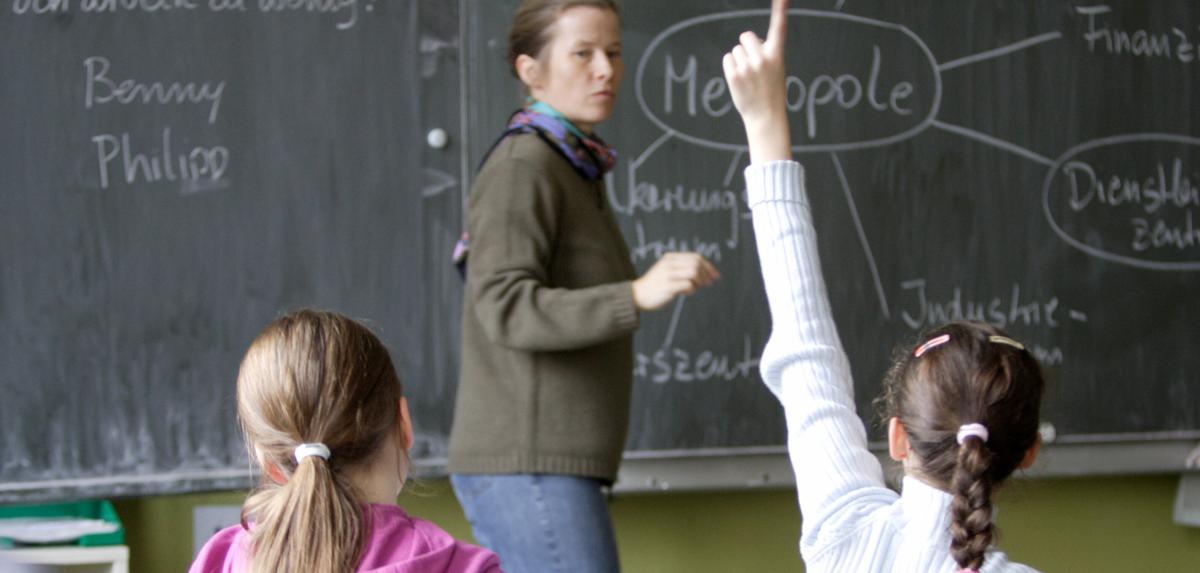 Élèves et enseignante dans une salle de classe d'une école Montessori à Berlin-Tempelhof.