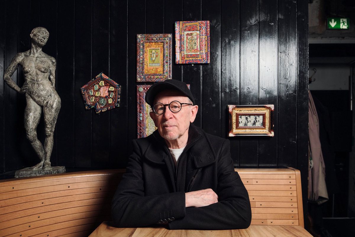 Viktor Giacobbo dans un restaurant