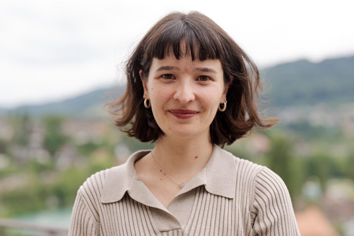 Roxane Steiger souriant à l'extérieur