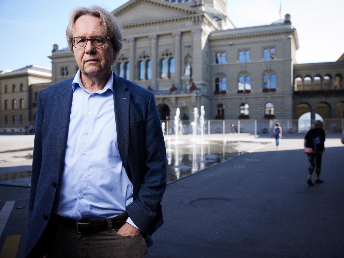 Josef Lang devant un bâtiment historique
