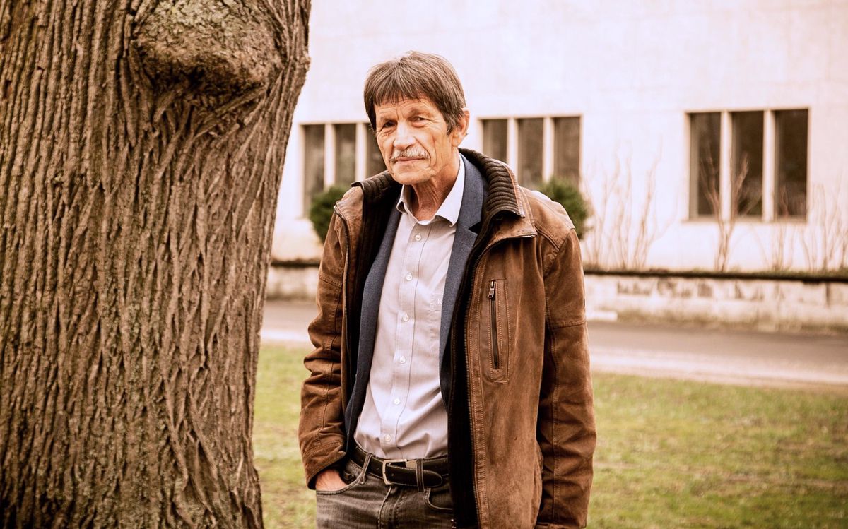 Ueli Mäder devant un bâtiment