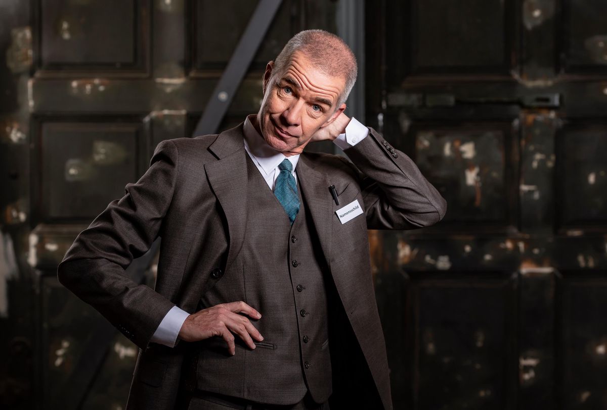 Ursus Wehrli en train de ranger