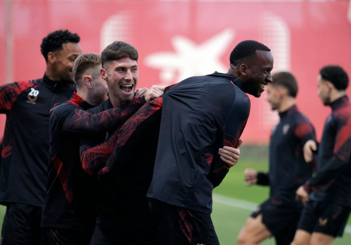 Carmona agarra a un sonriente Lukebakio durant un entrenamiento