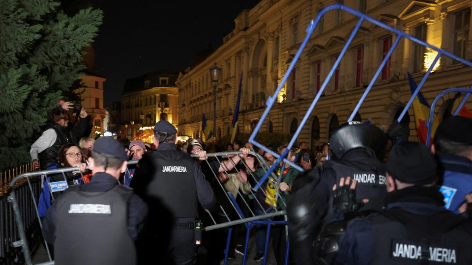 Des manifestants devant le bureau de la commission électorale en Roumanie.