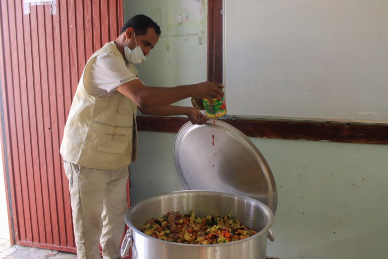 Cuisines caritatives préparant des repas pour les nécessiteux durant Ramadan