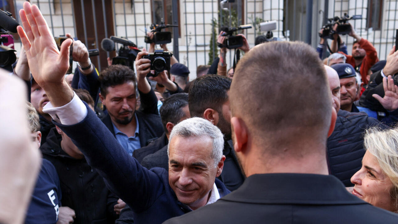 Calin Georgescu salue ses partisans rassemblés devant la commission électorale roumaine à Bucarest le 7 mars 2025.