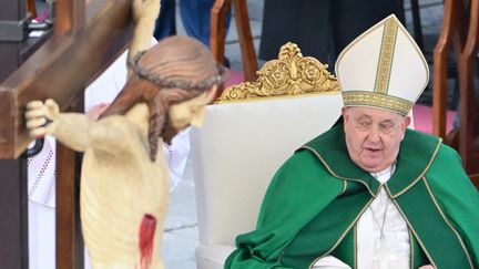 Le pape François lors d'une messe au Vatican, le 9 février 2025. (ALBERTO PIZZOLI / AFP)