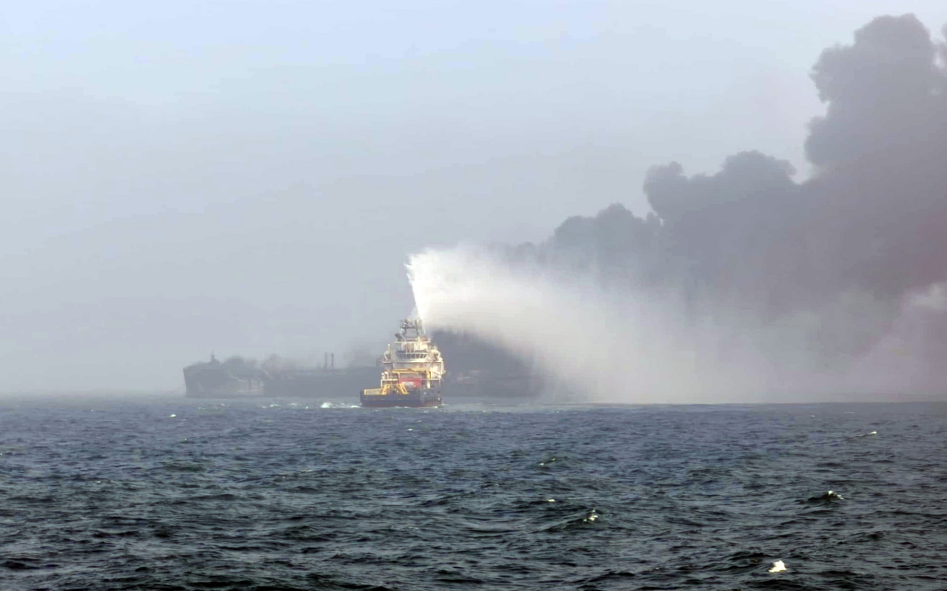 Fumée noire après la collision entre un tanker et un cargo