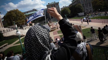 Des manifestants propalestiniens défilent sur le campus de l'université Columbia, à New York (Etats-Unis), le 7 octobre 2024. (KENA BETANCUR / AFP)