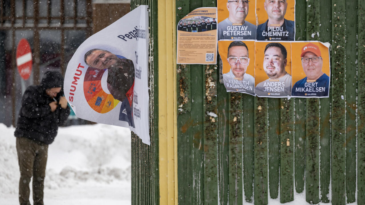 Des affiches de campagne pour les élections législatives à Nuuk, au Groenland, le 8 mars 2025.