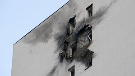 Un immeuble touché par une attaque de drone dans le village de Sapronovo, dans la région de Moscou, le 11 mars 2025. (TATYANA MAKEYEVA / AFP)