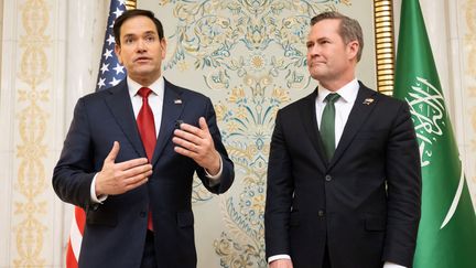 Le chef de la diplomatie américaine, Marco Rubio, et le conseiller à la sécurité nationale des Etats-Unis, Mike Waltz, lors de négociations avec l'Ukraine à propos de la guerre avec la Russie, à Djeddah, en Arabie saoudite, le 11 mars 2025. (SAUL LOEB / AFP)