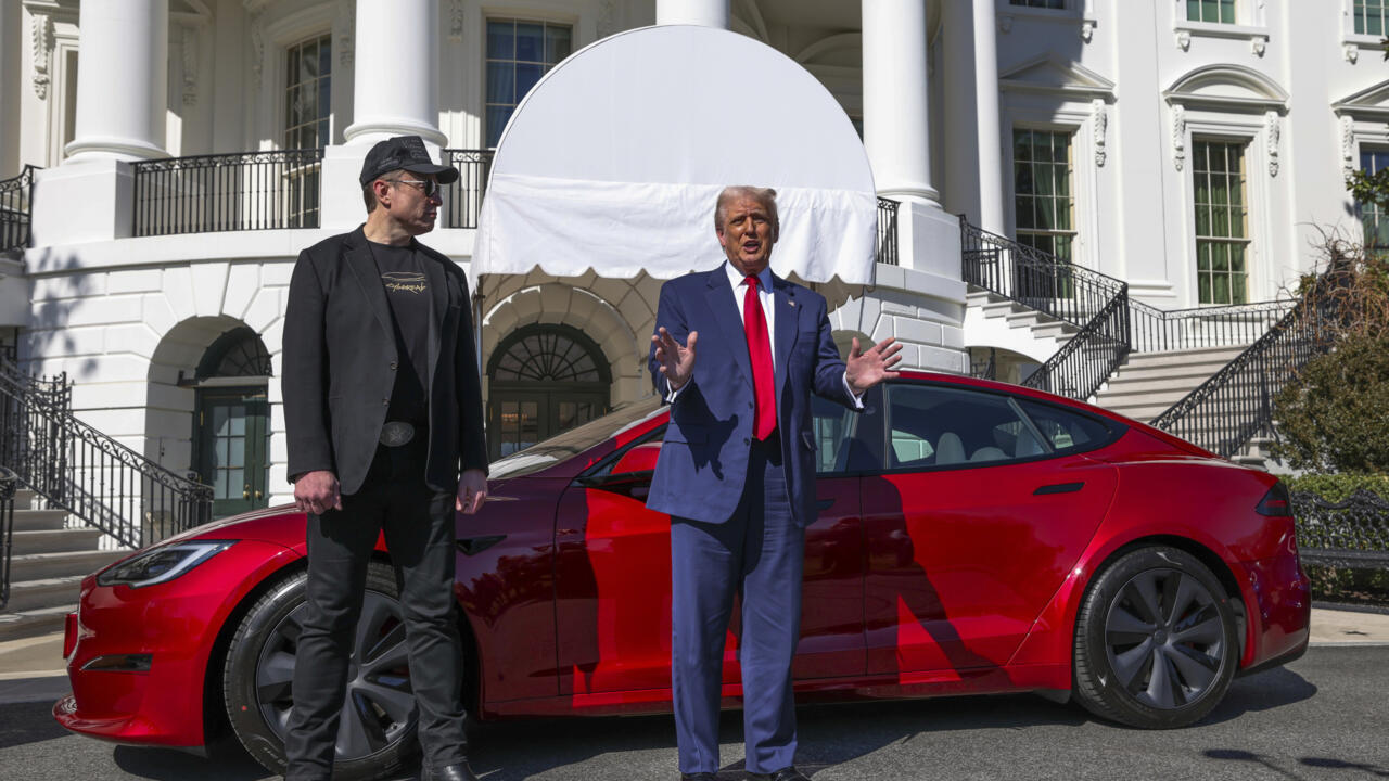 Donald Trump et Elon Musk devant un véhicule Tesla