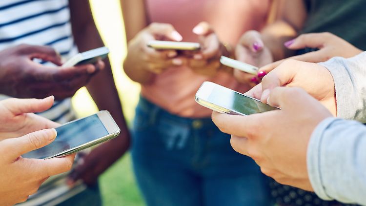 10- bis 17-Jährige nutzen am Tag mehr als zweieinhalb Stunden Social Media.