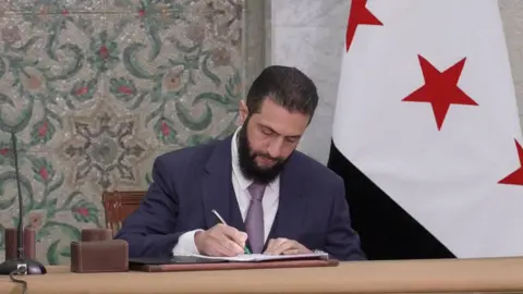 Syrie: Ahmed al-Sharaa signe la déclaration constitutionnelle au palais présidentiel à Damas