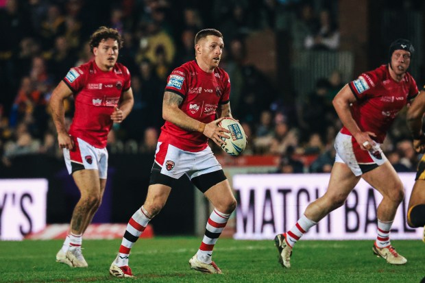 Marc Sneyd des Red Devils de Salford avec le ballon lors d'un match.